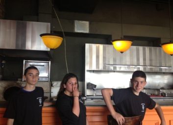 524672_633589959988621_1644552445_n